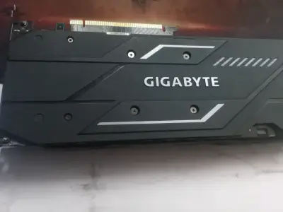 Tarjeta gráfica Gigabyte con triple ventilador - miniatura 3