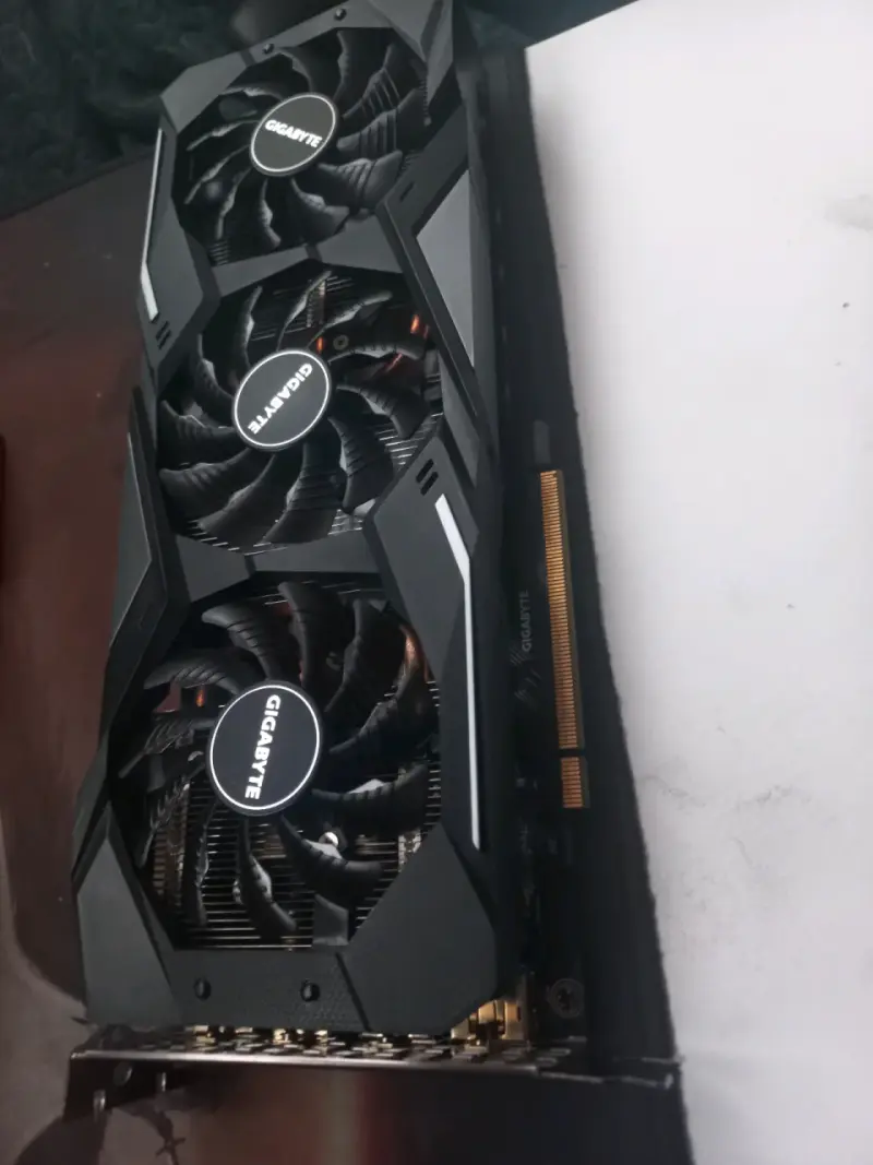Tarjeta gráfica Gigabyte con triple ventilador - 4