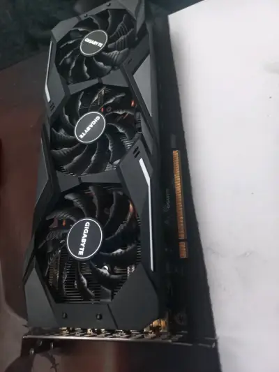 Tarjeta gráfica Gigabyte con triple ventilador - miniatura 4