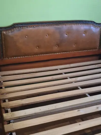 Cama de madera con cabecera de cuero vintage - miniatura 1