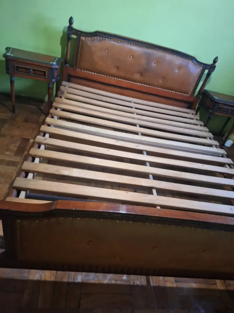 Cama de madera con cabecera de cuero vintage - 3