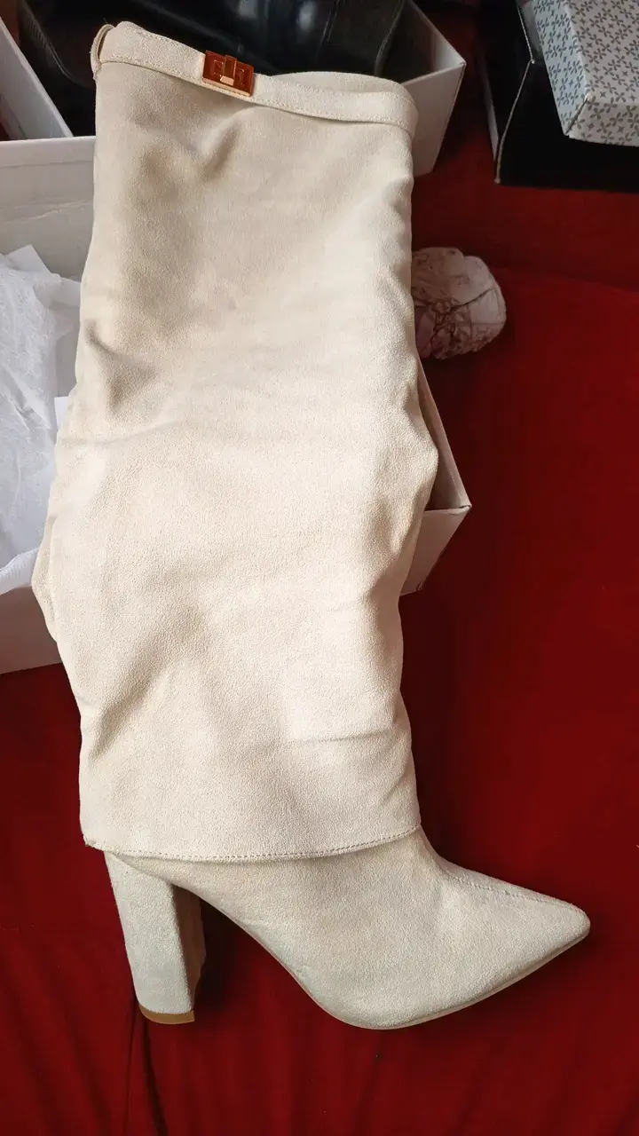 Botas altas beige de gamuza con tacón grueso