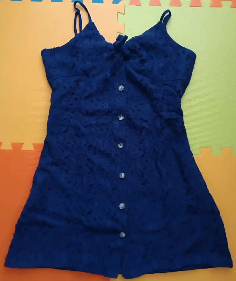 Vestido azul de encaje con tirantes