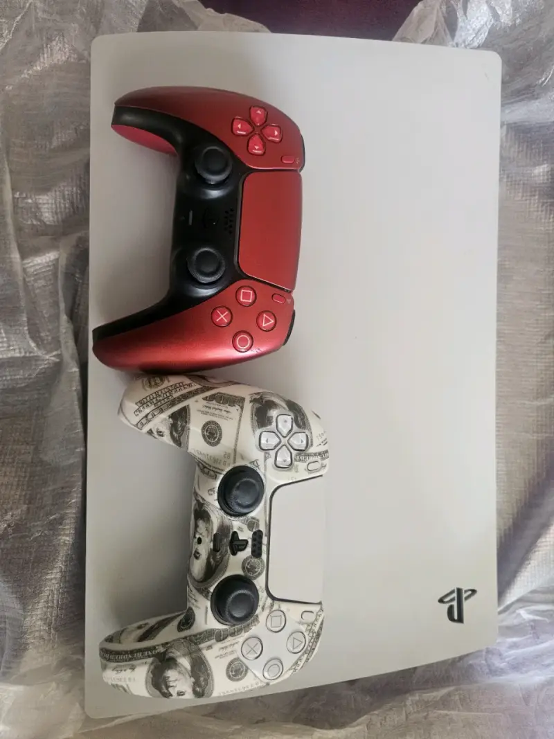 Consola PS5 con dos controles personalizados - 1