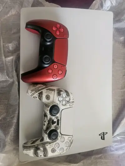 Consola PS5 con dos controles personalizados - miniatura 1