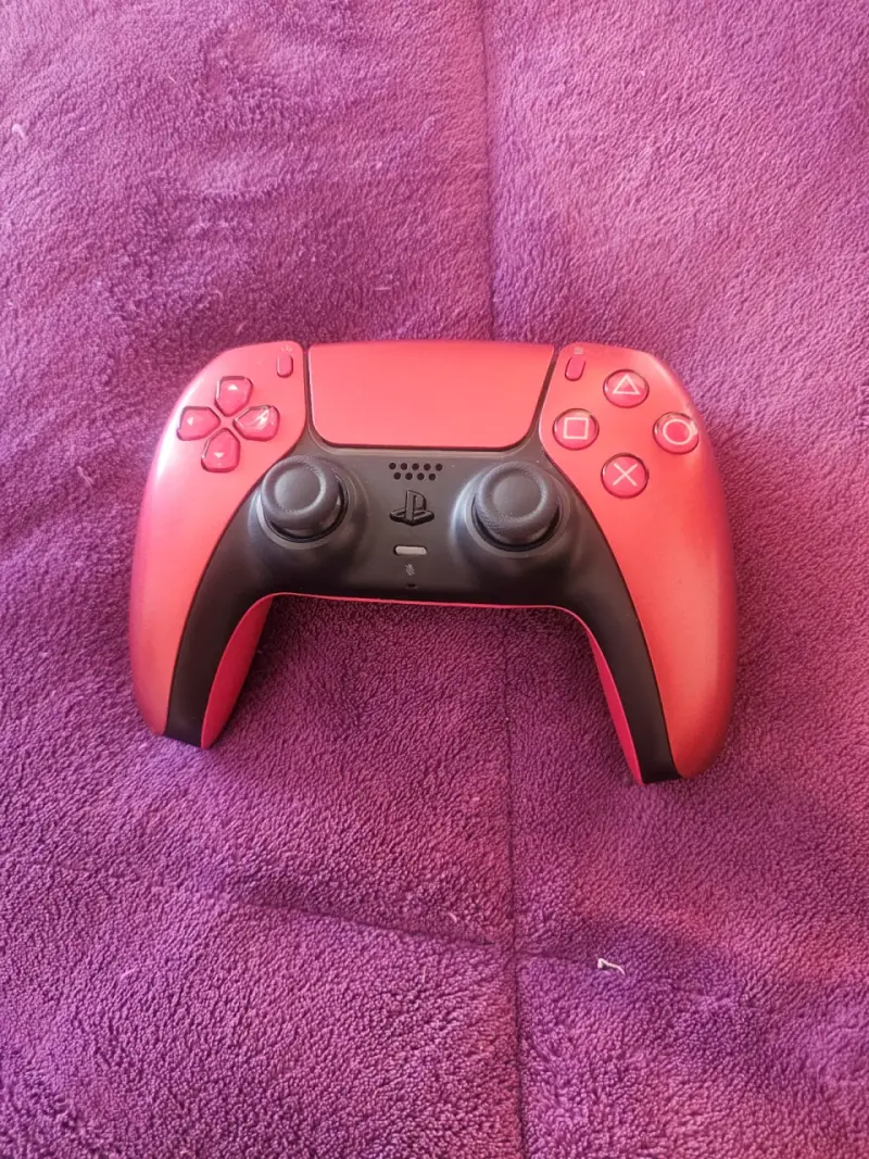 Consola PS5 con dos controles personalizados - 3