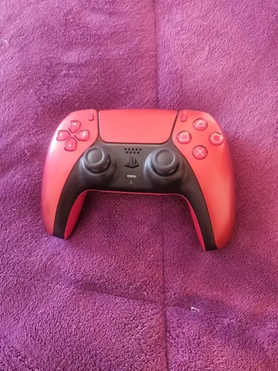 Consola PS5 con dos controles personalizados - miniatura 3