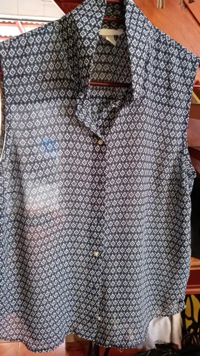 Blusa sin mangas estampada azul y blanca - miniatura 1