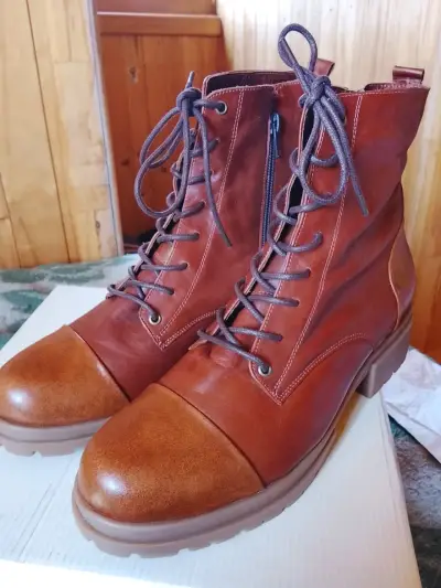 Botas de cuero marrón con cordones y cierre lateral - miniatura 1