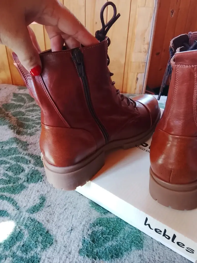 Botas de cuero marrón con cordones y cierre lateral - 2