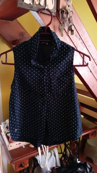 Blusa sin mangas azul con lunares - miniatura 1