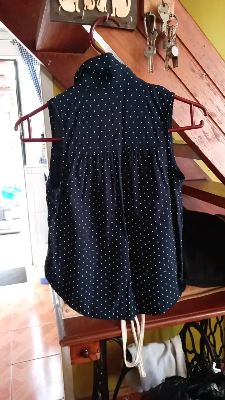 Blusa sin mangas azul con lunares - 2