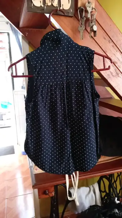 Blusa sin mangas azul con lunares - miniatura 2