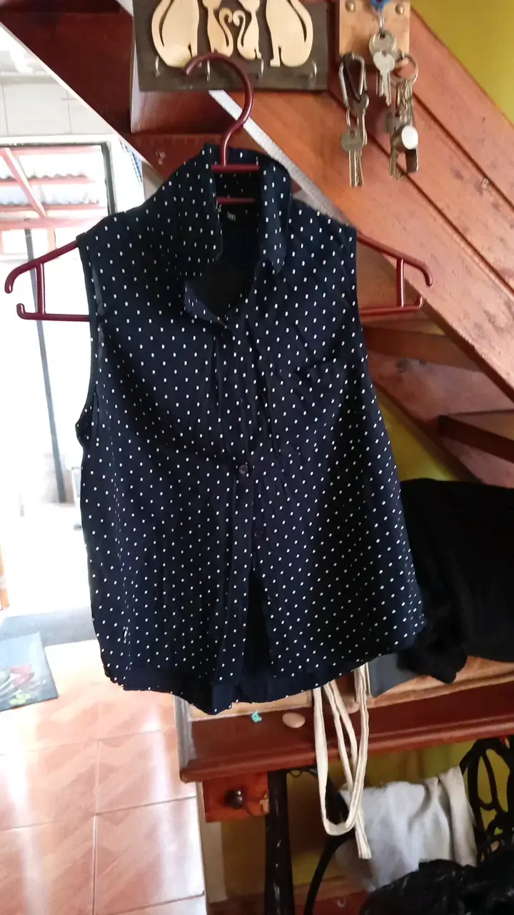 Blusa sin mangas azul con lunares - 3