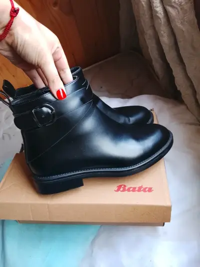 Botines de cuero negro con hebilla Bata - miniatura 1