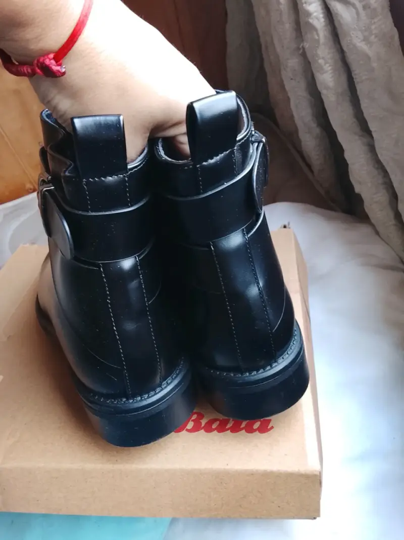 Botines de cuero negro con hebilla Bata - 2