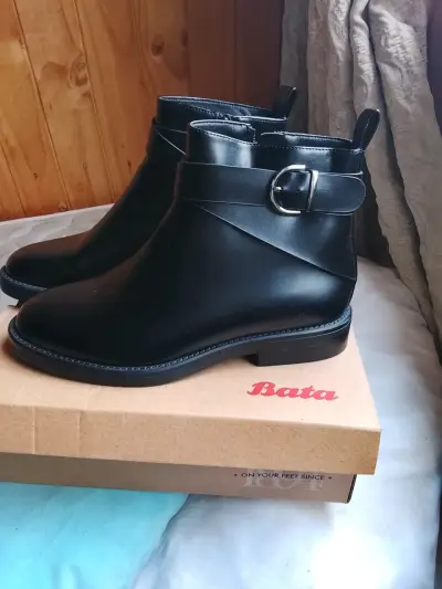Botines de cuero negro con hebilla Bata - miniatura 3