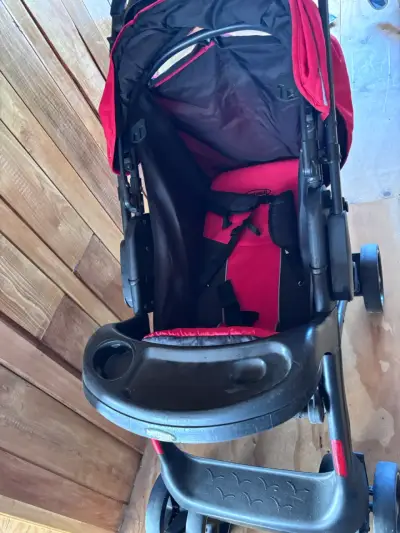 Coche de bebé plegable rojo con bandeja - miniatura 2