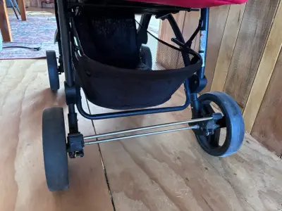 Coche de bebé plegable rojo con bandeja - miniatura 6