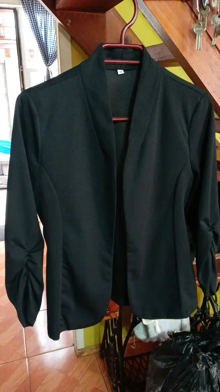 Blazer negro elegante para mujer - 3