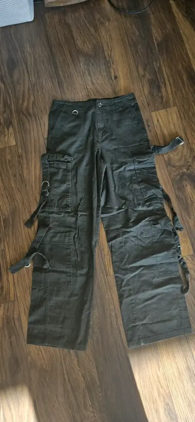 Pantalones cargo verde con bolsillos múltiples - miniatura 1