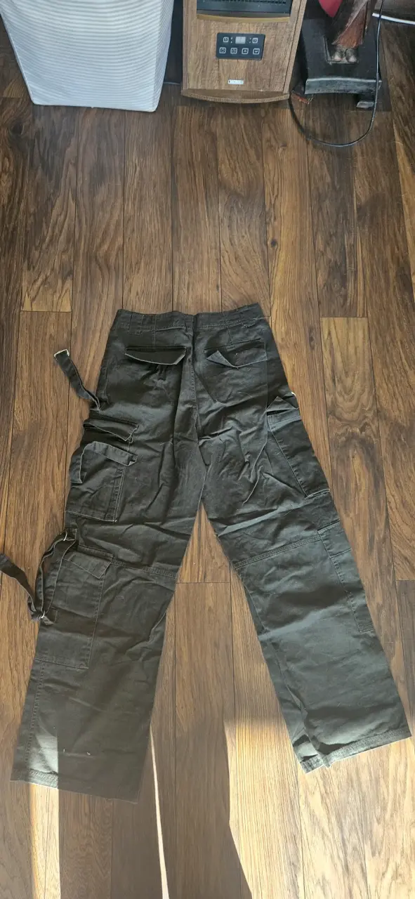 Pantalones cargo verde con bolsillos múltiples - 2