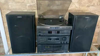 Sistema de sonido Sony con tocadiscos y parlantes - miniatura 1