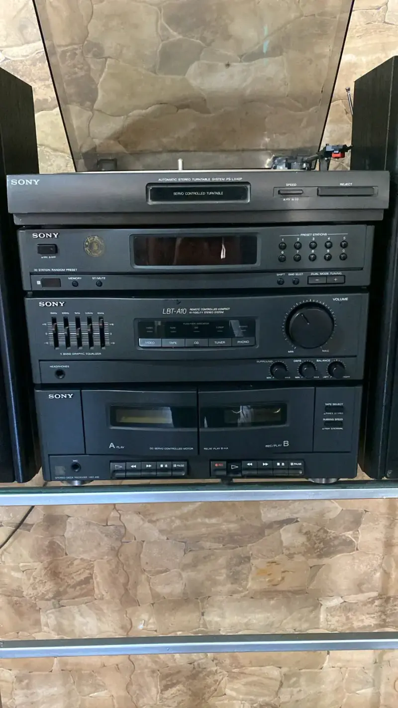 Sistema de sonido Sony con tocadiscos y parlantes - 2