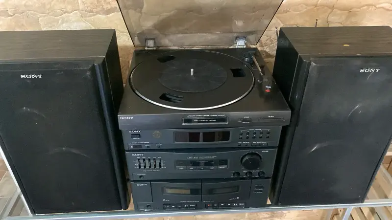 Sistema de sonido Sony con tocadiscos y parlantes - 3