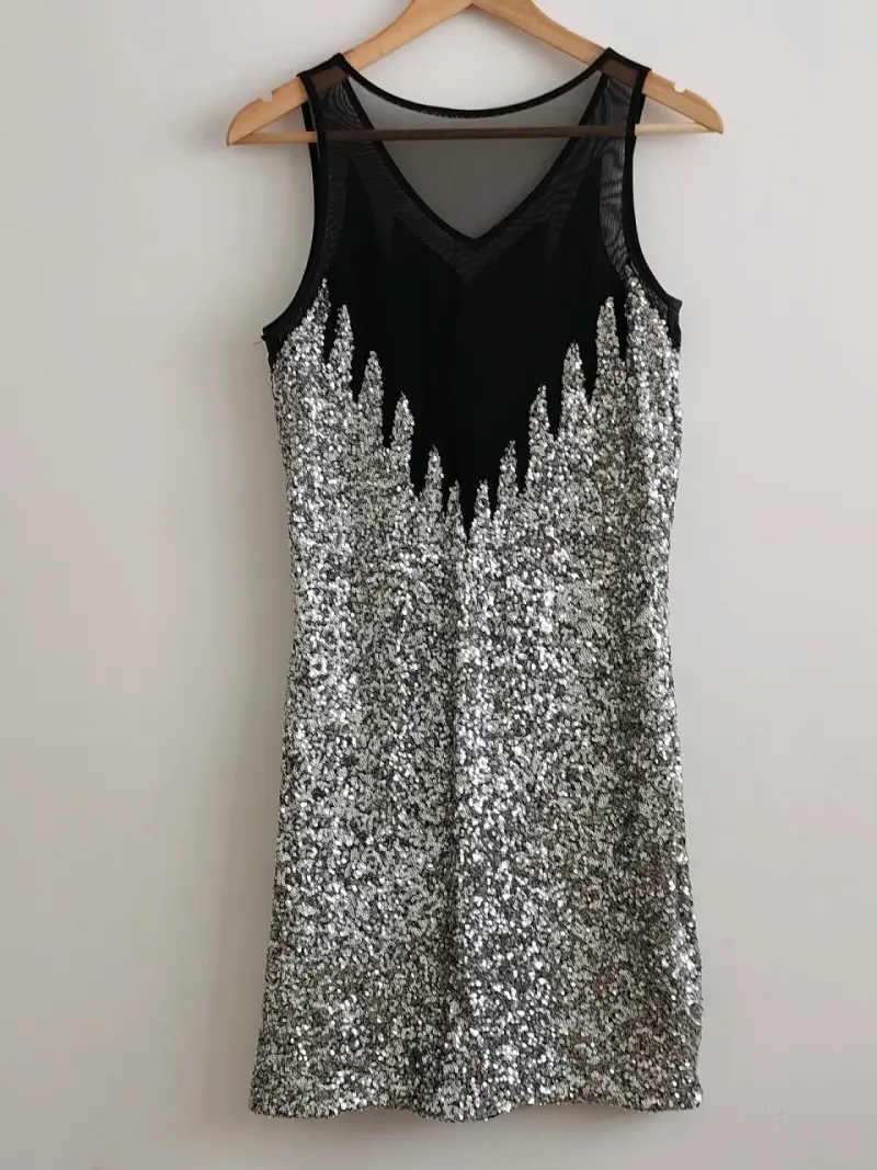 Vestido de lentejuelas plateado con malla negra - 2