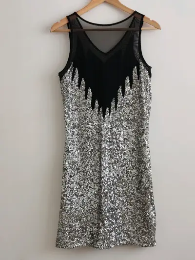 Vestido de lentejuelas plateado con malla negra - miniatura 2