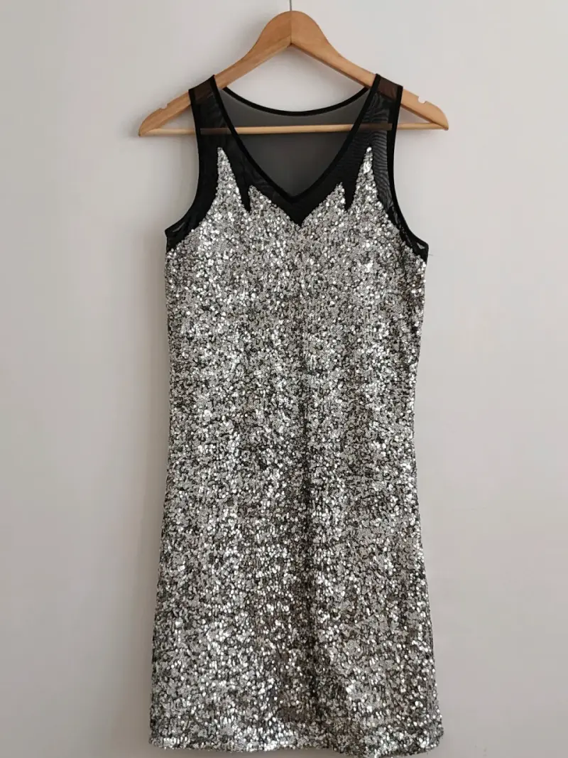 Vestido de lentejuelas plateado con malla negra - 3