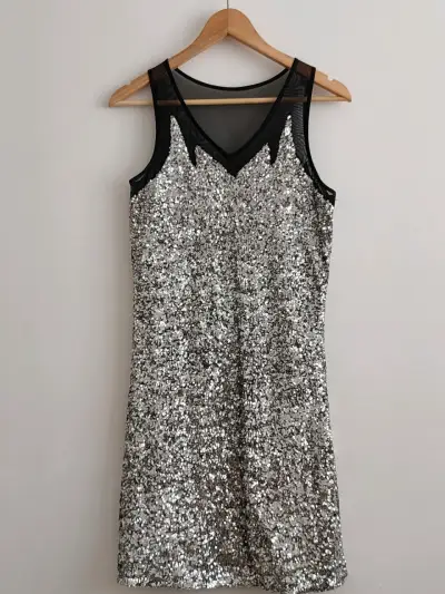 Vestido de lentejuelas plateado con malla negra - miniatura 3