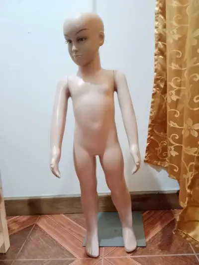 Maniquí infantil de 68 cm para exhibición - miniatura 1