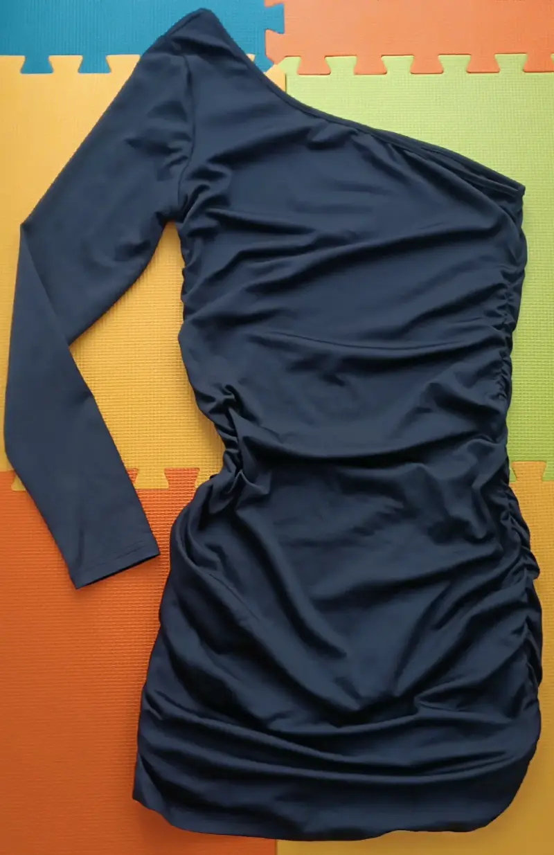 Vestido negro de un solo hombro