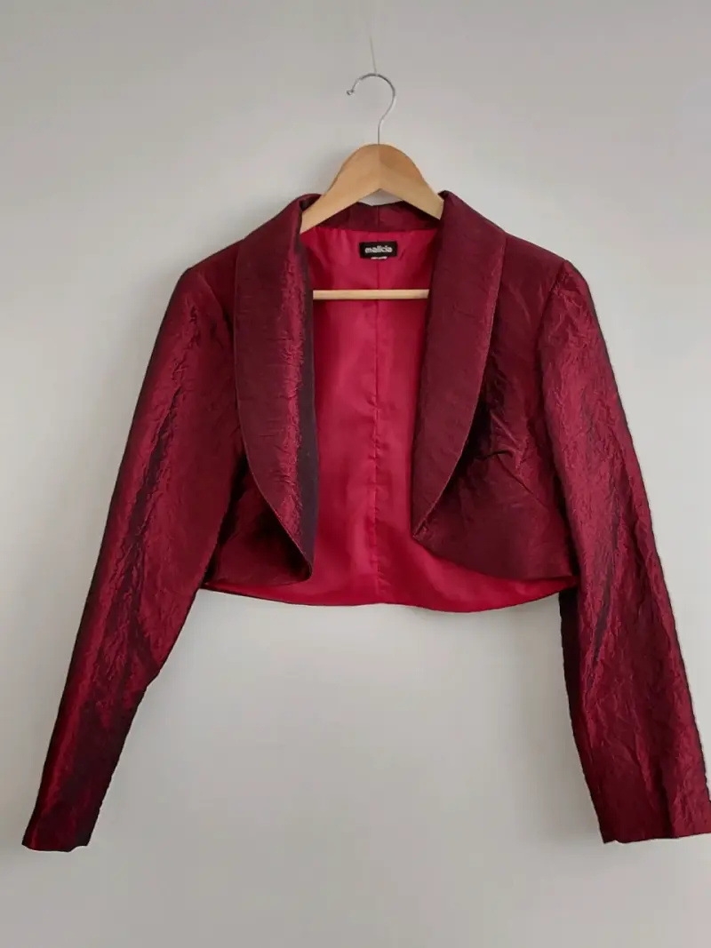 Chaqueta corta de fiesta color burdeo/rojo