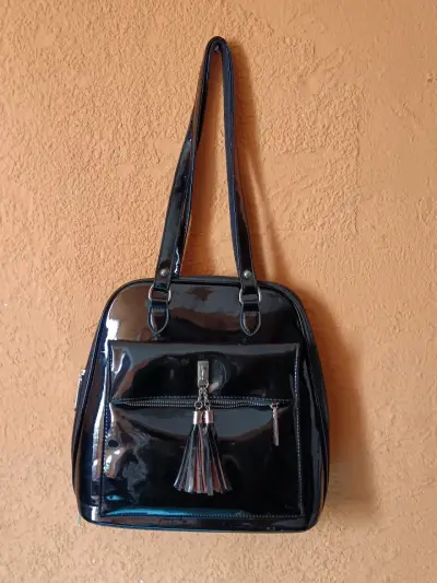 Bolso mochila de hombro negro con diseño brillante - miniatura 3