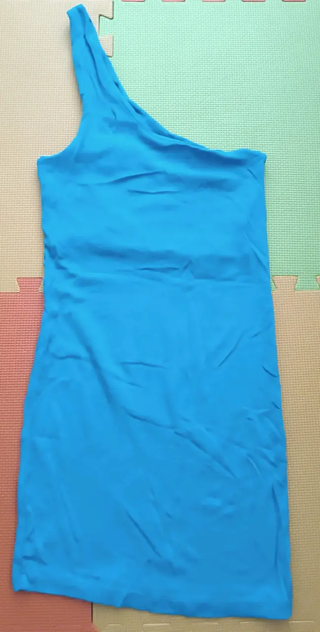 Vestido azul de un solo hombro