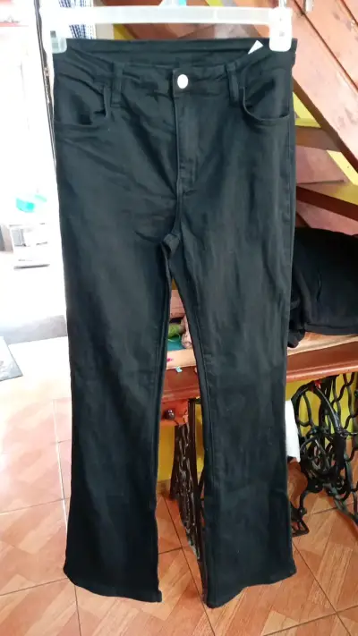 Pantalones de mezclilla negros para mujer - miniatura 1