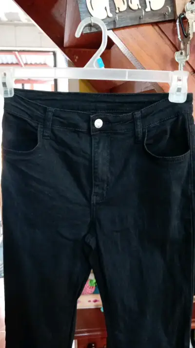 Pantalones de mezclilla negros para mujer - miniatura 3