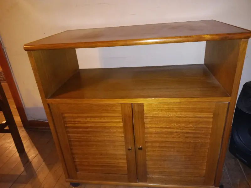 Mueble de madera con puertas y estante
