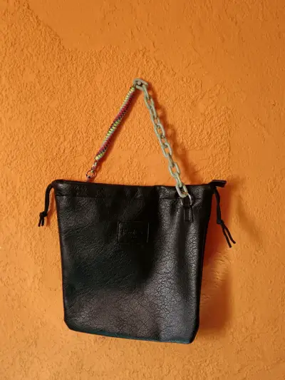 Bolso negro de cuero con cadena decorativa - miniatura 1
