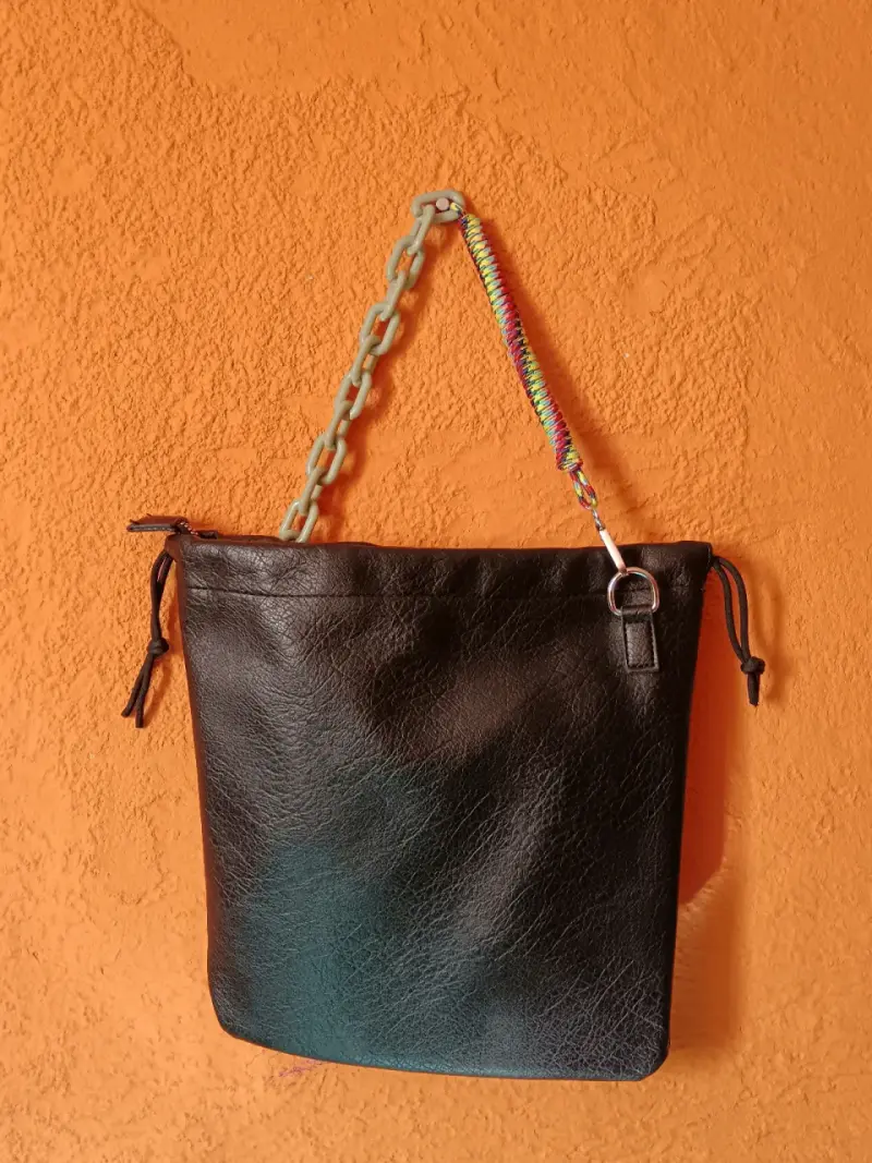 Bolso negro de cuero con cadena decorativa - 2