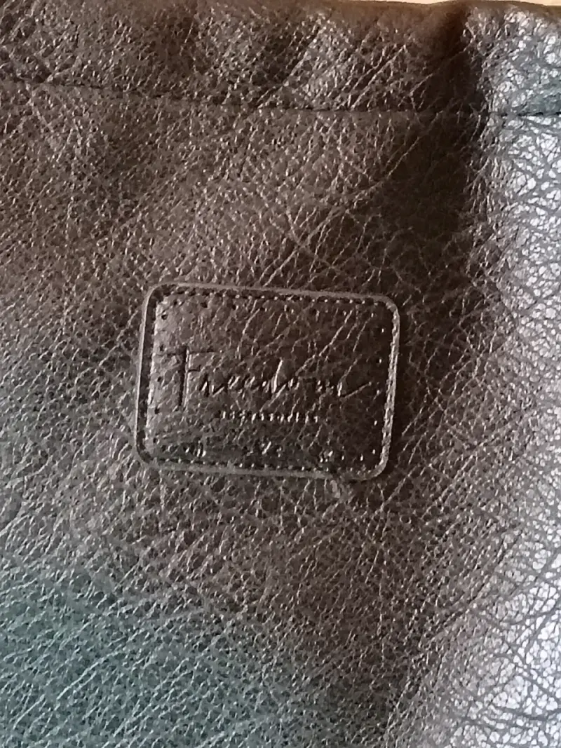 Bolso negro de cuero con cadena decorativa - 3
