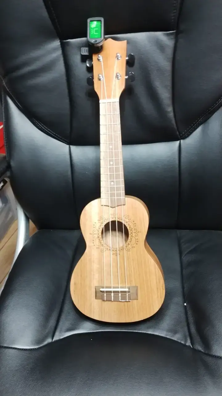 Ukelele Soprano + funda + afinador + uñetas - 1