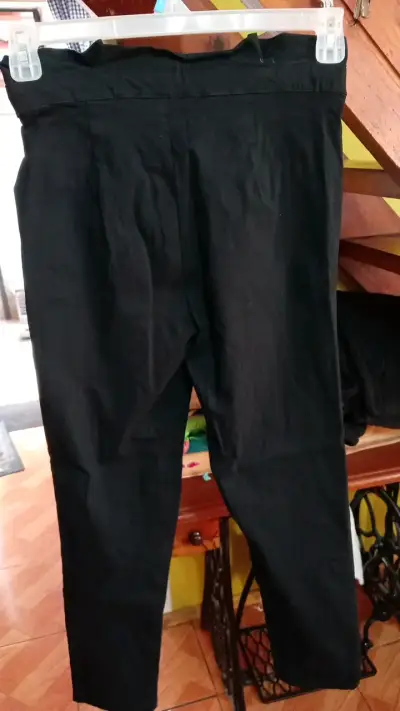 Pantalones negros ajustados para mujer - miniatura 2