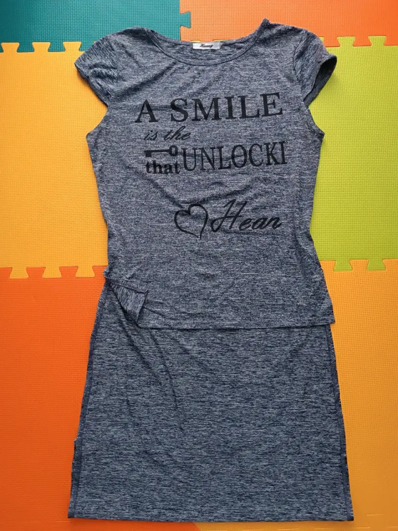 Vestido casual gris con estampado