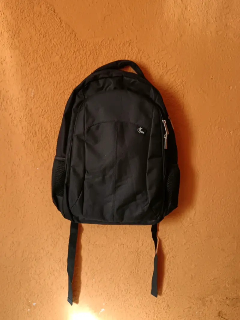 Mochila negra Xtech con múltiples compartimentos - 1