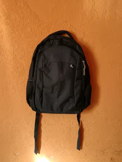 Mochila negra Xtech con múltiples compartimentos - miniatura 1
