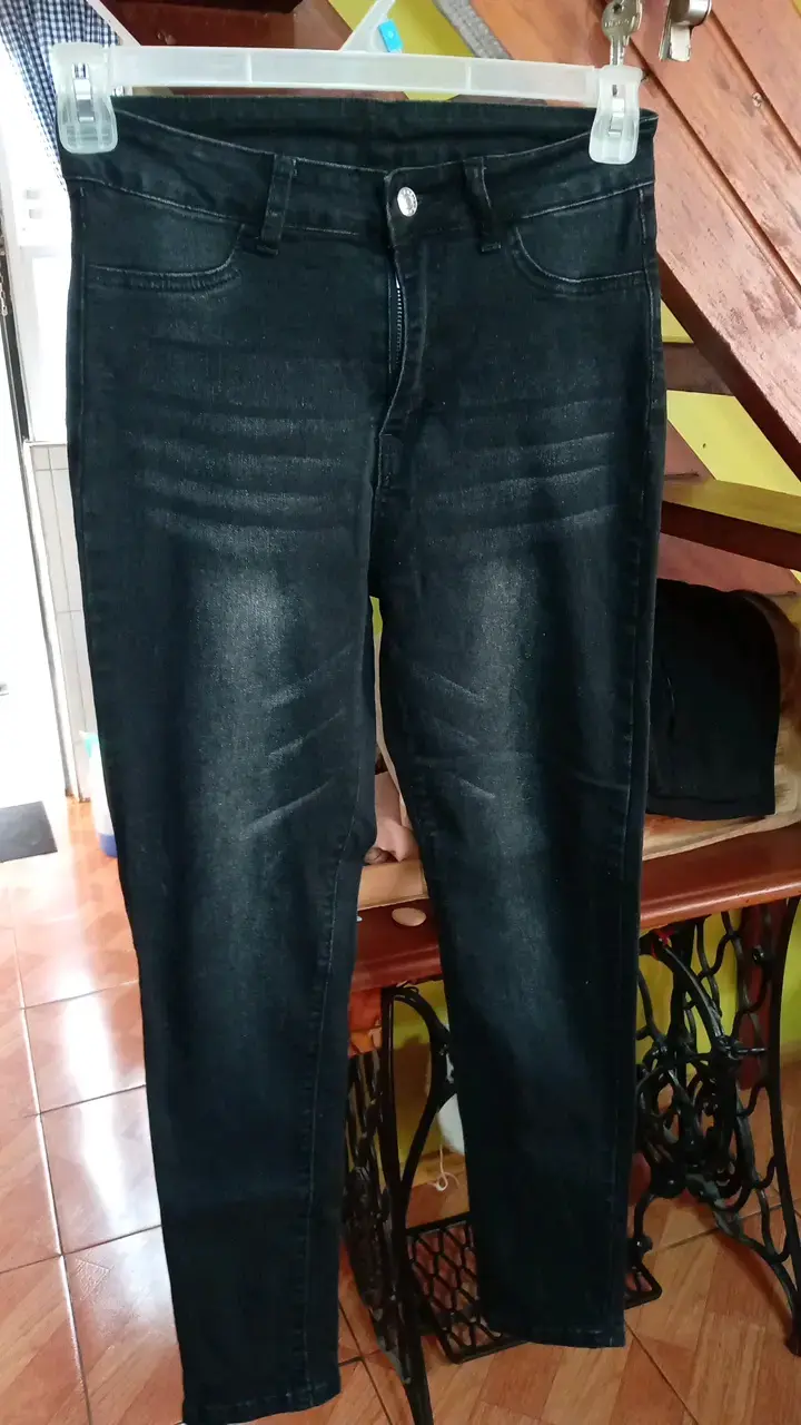 Jeans negros ajustados para mujer - 1